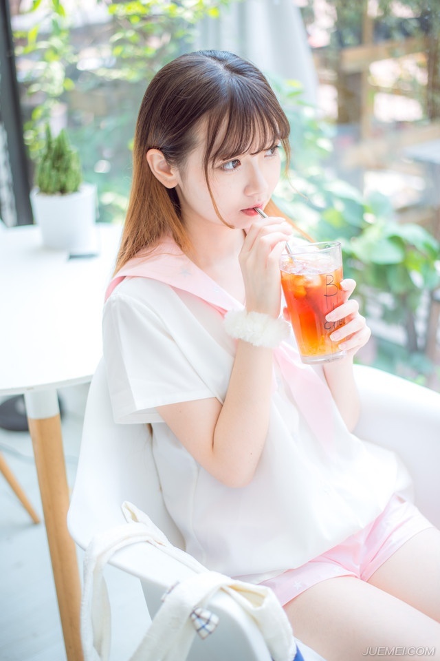 “周瑜怕是……已有死志。”贾诩对于周瑜的死倒是不怎么惊讶，看向吕布道：“孙权虽得周瑜之助得了江东之主的位置，但也因此，为周瑜自己埋下了祸根，他当时所展现出来的影响力太大了，大到只要他有这个想法，可以随时从孙权手中，将江东基业拿过来，这是为上位者最为忌惮的事情，孙策有那个魄力和足够的能力去驾驭周瑜，但孙权显然没有。”